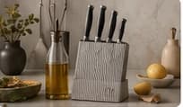 Comptoir de cuisine avec bloc de couteaux, huile et citrons