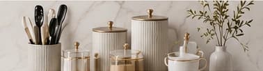 Ustensiles et accessoires Guess Kitchen sur comptoir en marbre