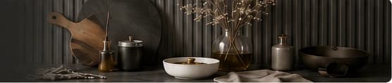 Ambiance cuisine sombre avec bols, huiles et accessoires