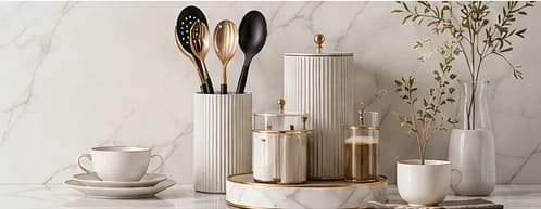 Comptoir en marbre avec tasses, ustensiles, boîtes et vase décoratif